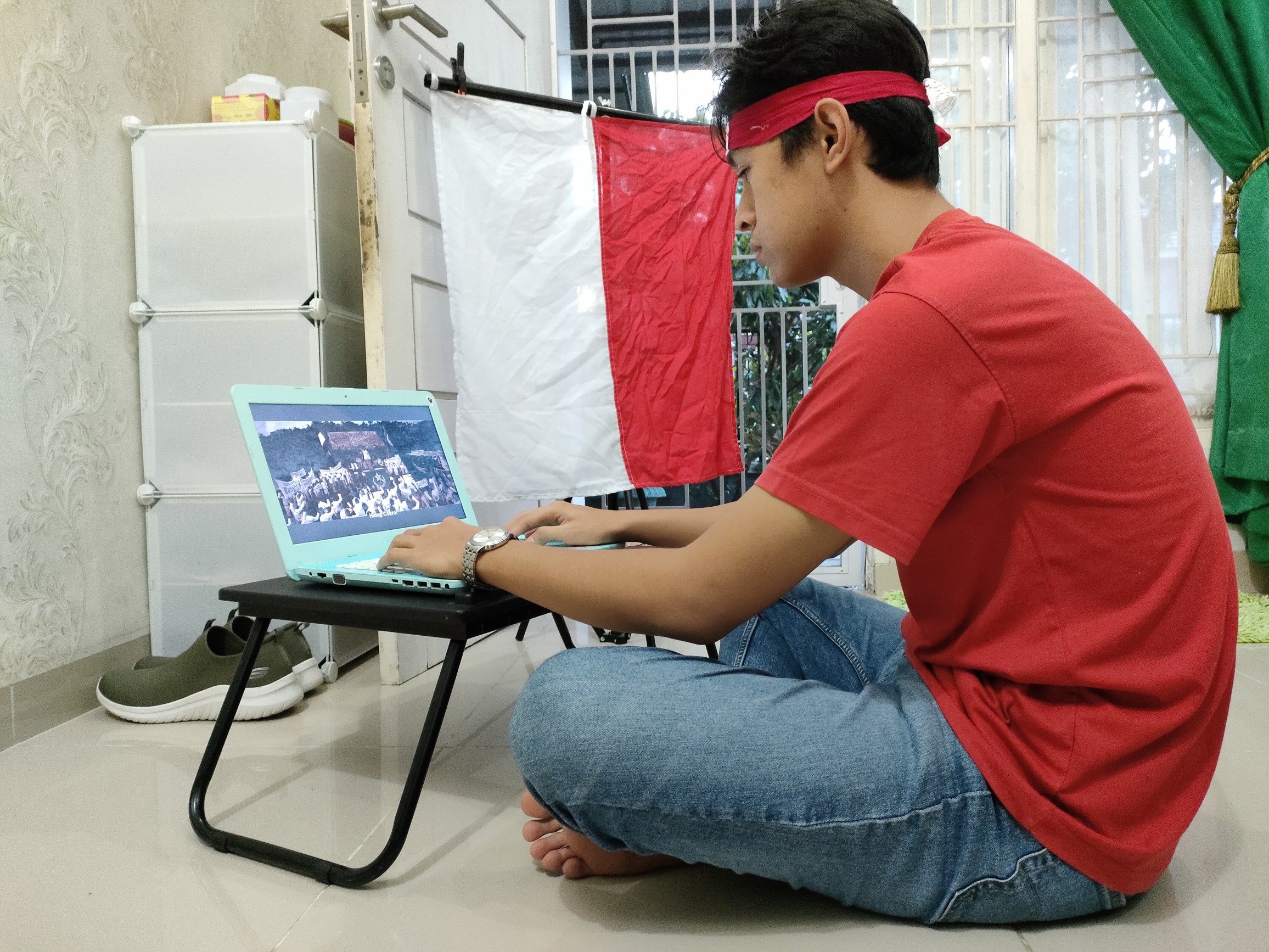 Seorang siswa SMAN 10 Pekanbaru saat belajar online, mengerjakan tugas sekolahnya bersama paket kuota belajar online yang benar-benar merasakan "merdeka" dalam jaringan yang dihadirkan Telkomsel.